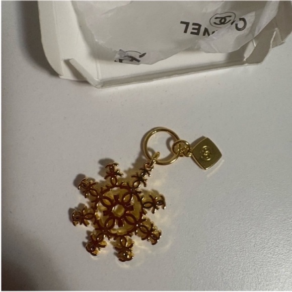 Chanel beauty gift snowflake pendant - Picture 2 of 5
